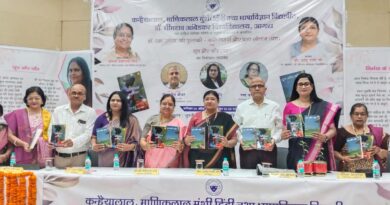 तमस के वातावरण में अपनी रश्मियाँ बिखेरती हूँ…