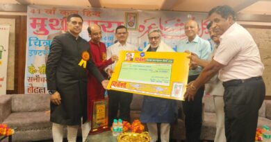 तंग आकर गलतबयानी से, हम अलग हो गये कहानी से, आदमी आदमी का दुश्मन है, अब सियासत की मेहरबानी से!